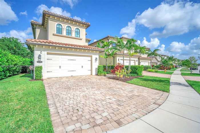 photo 2: 235 SW 113th Ln, Pembroke Pines FL 33025