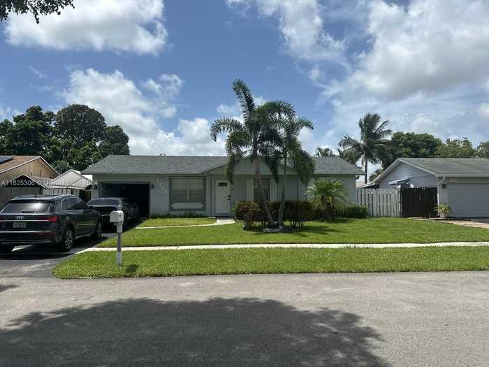 photo 2: 7770 NW 47th Ct, Lauderhill FL 33351