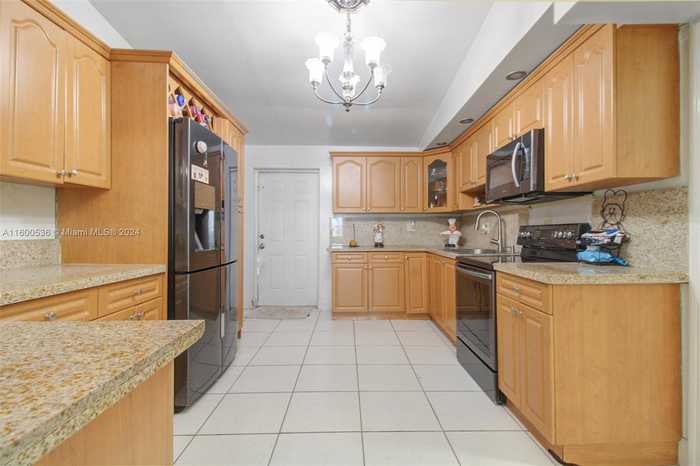 photo 2: 961 E 18th St, Hialeah FL 33013