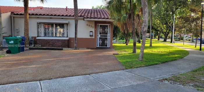 photo 1: 6930 Holly Rd, Miami Lakes FL 33014