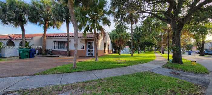 photo 2: 6930 Holly Rd, Miami Lakes FL 33014