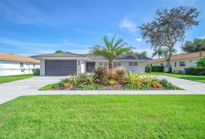 photo 1: 4851 N 37th St, Hollywood FL 33021