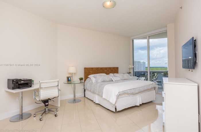 photo 2: 15811 Collins Ave Unit 1105, Sunny Isles Beach FL 33160