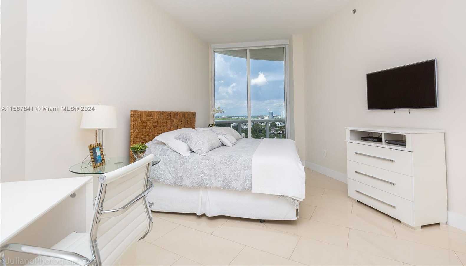 photo 3: 15811 Collins Ave Unit 1105, Sunny Isles Beach FL 33160