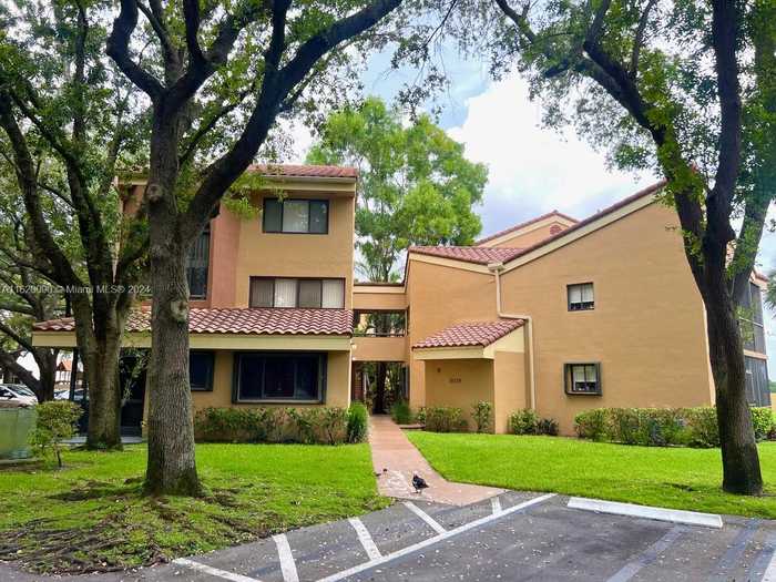 photo 2: 15579 N Miami Lakeway N Unit 102, Miami Lakes FL 33014