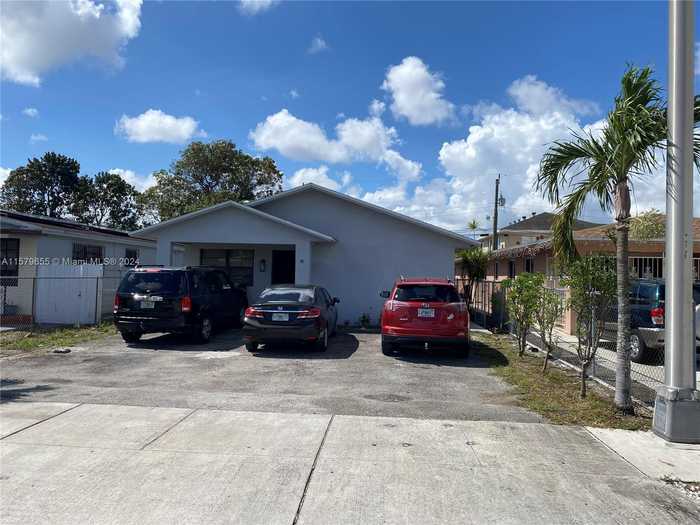 photo 1: 520 E 29th St, Hialeah FL 33013