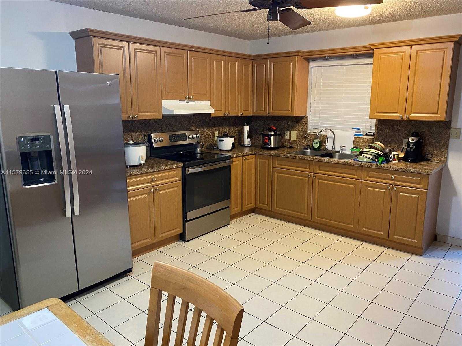 photo 3: 520 E 29th St, Hialeah FL 33013