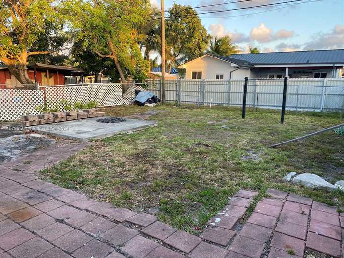 photo 7: 520 E 29th St, Hialeah FL 33013