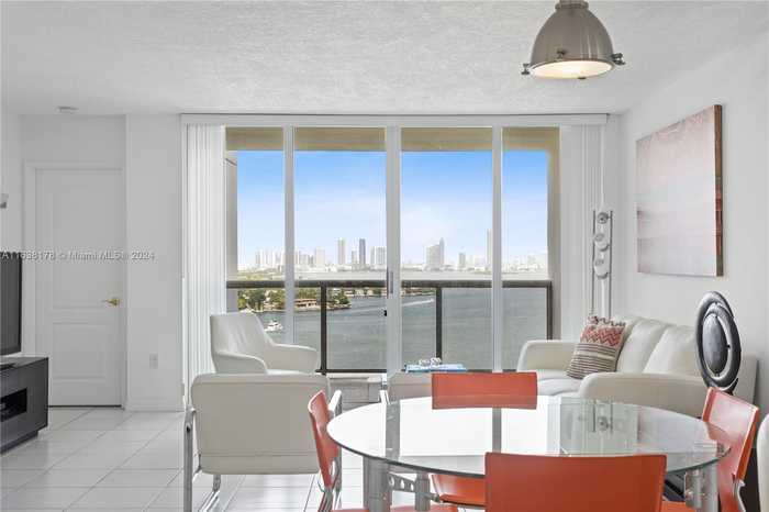 photo 2: 1900 Sunset Harbour Dr Unit 2214, Miami Beach FL 33139