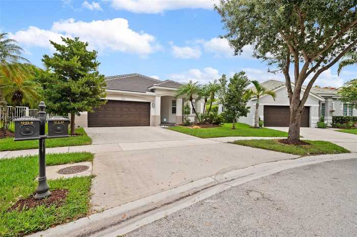 photo 2: 910 Tulip Circle, Weston FL 33327