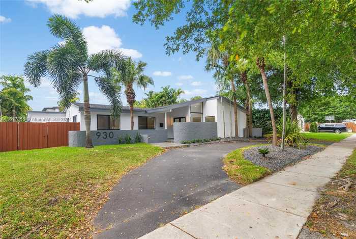 photo 2: 930 NE 176th St, Miami FL 33162