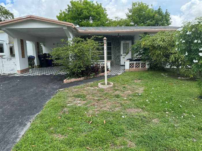 photo 2: 5139 NW 43rd Ct, Lauderdale Lakes FL 33319