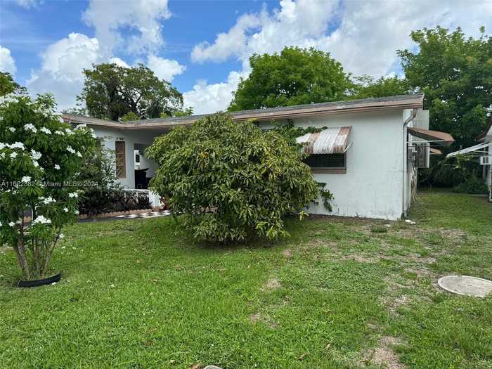 photo 3: 5139 NW 43rd Ct, Lauderdale Lakes FL 33319