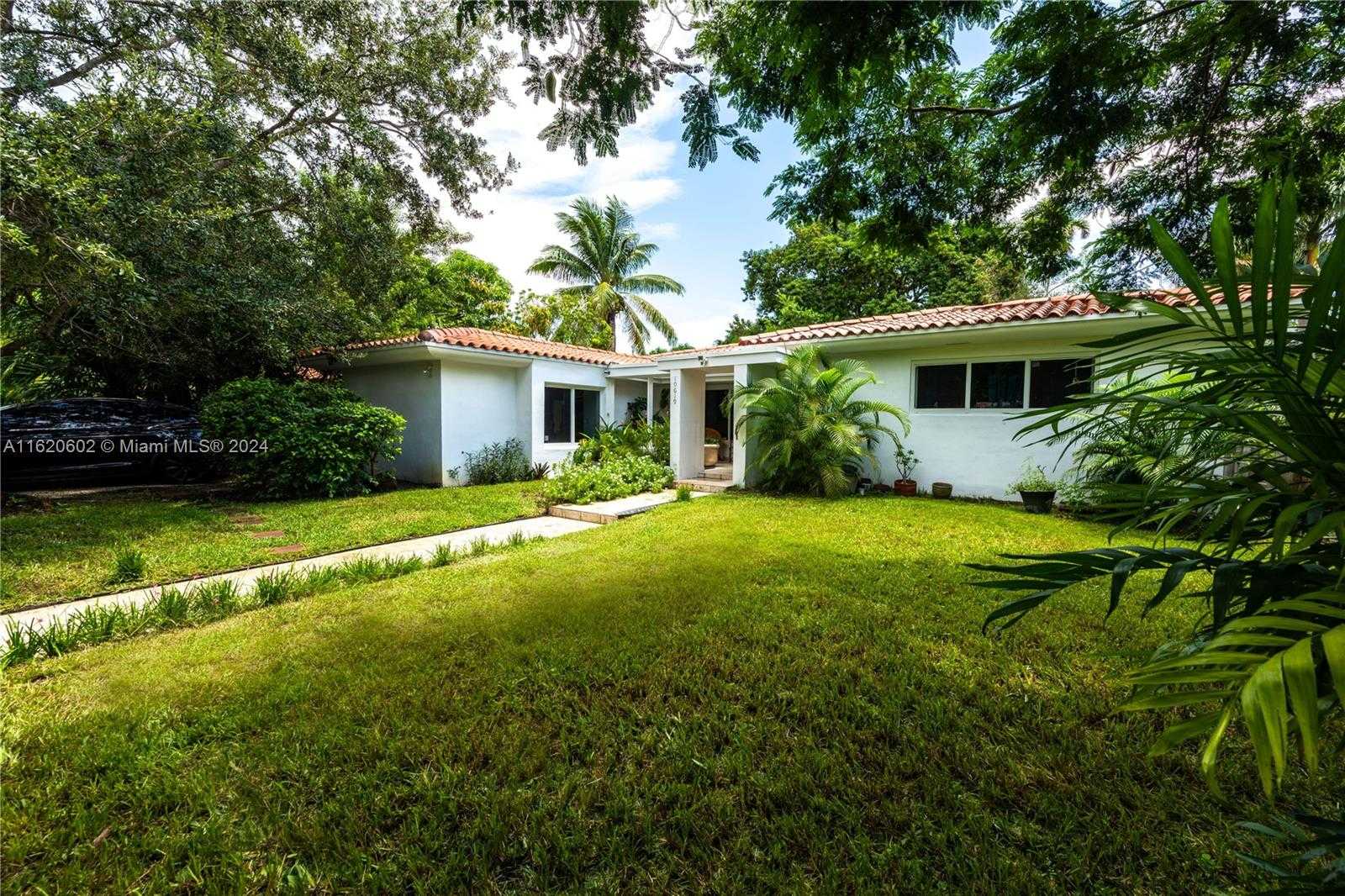 photo 1: 10619 NE 10th Pl, Miami Shores FL 33138