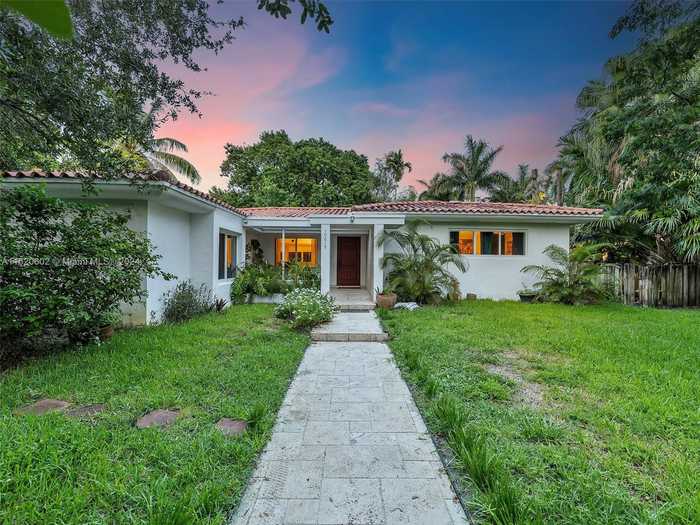 photo 2: 10619 NE 10th Pl, Miami Shores FL 33138