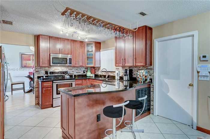 photo 2: 7941 NW 50th St, Lauderhill FL 33351