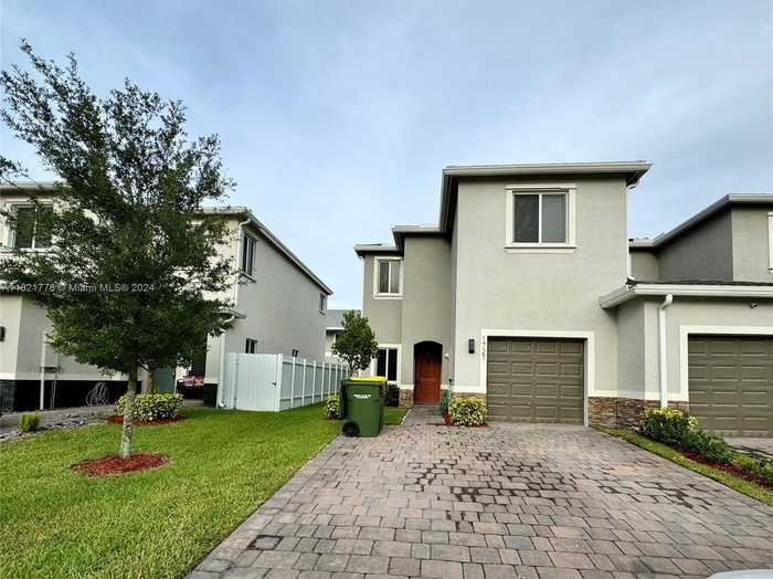 photo 1: 1727 SE 8th Pl Unit 1727, Homestead FL 33034