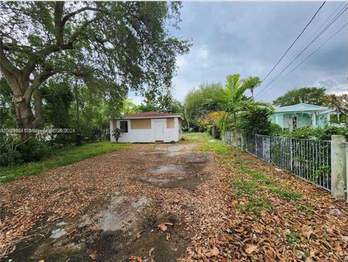 photo 1: 420 NW 96th St, Miami FL 33150