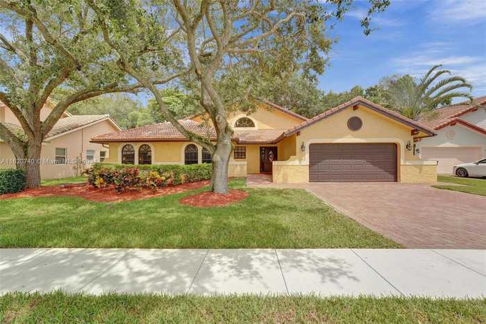 photo 1: 1910 E Oak Knoll Cir, Davie FL 33324