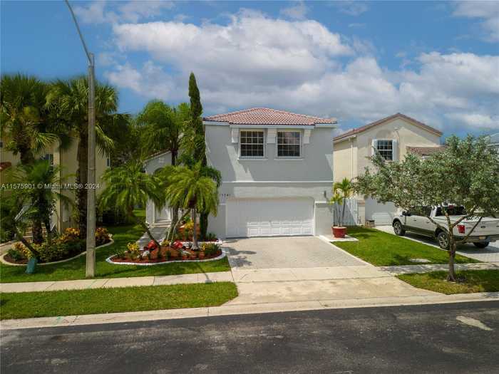 photo 2: 15341 NW 4 ST, Pembroke Pines FL 33028