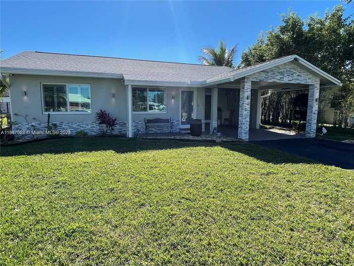 photo 2: 8112 NW 101st Ave, Tamarac FL 33321