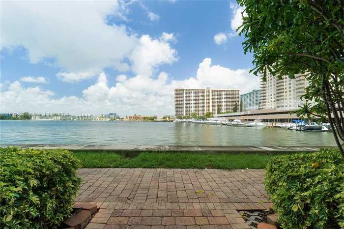 photo 2: 17150 N Bay Rd Unit 2211, Sunny Isles Beach FL 33160