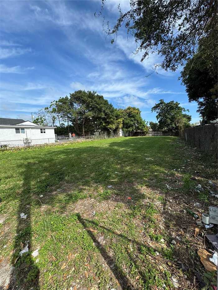 photo 3: 209 NW 17th Pl, Miami FL 33125