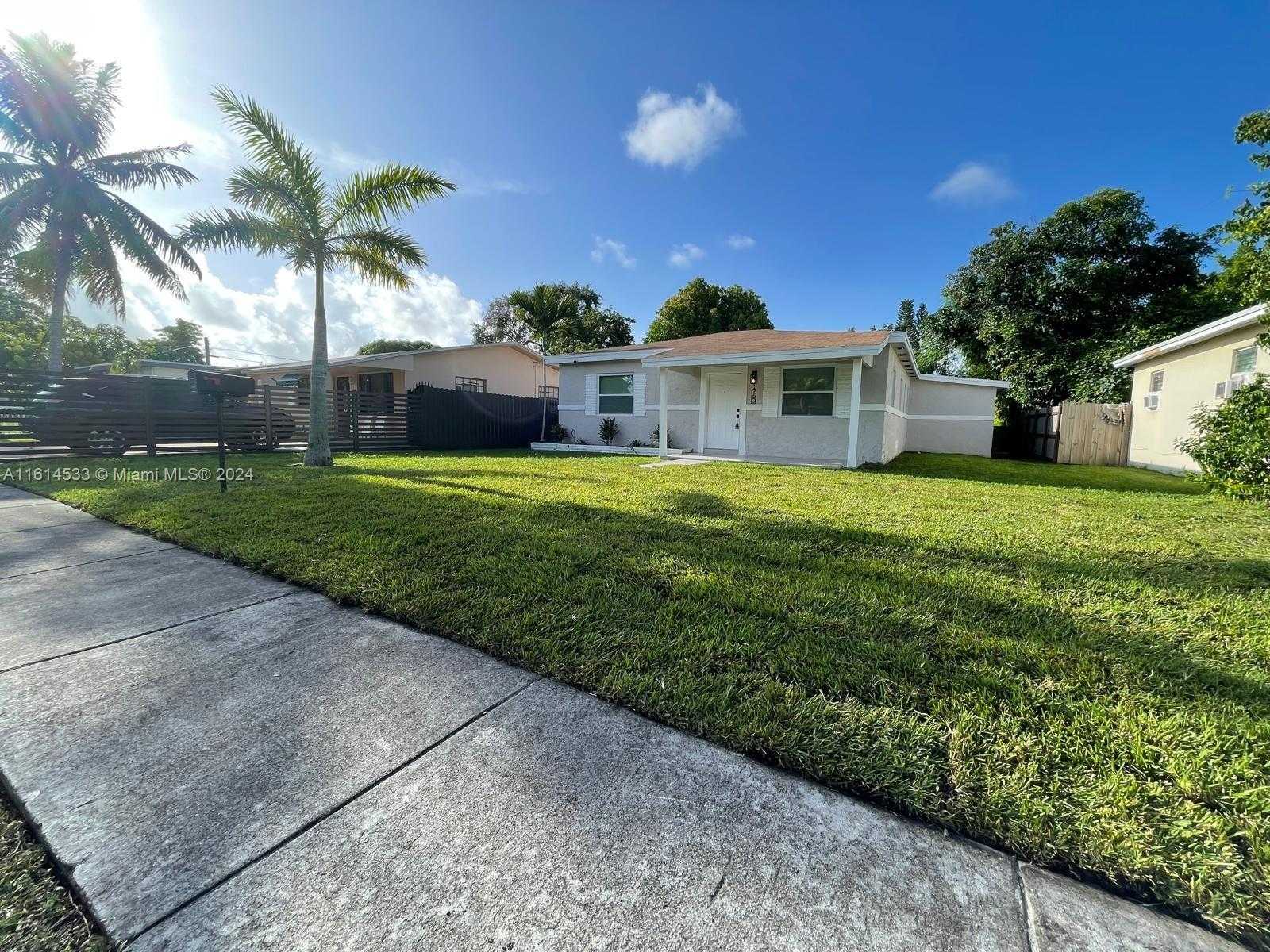 photo 2: 1260 NE 157th St, North Miami Beach FL 33162