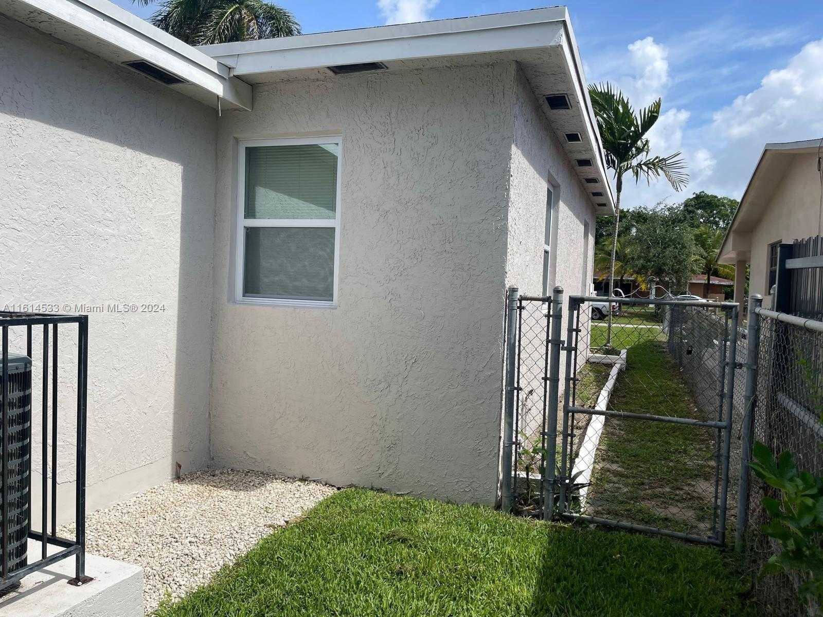 photo 3: 1260 NE 157th St, North Miami Beach FL 33162