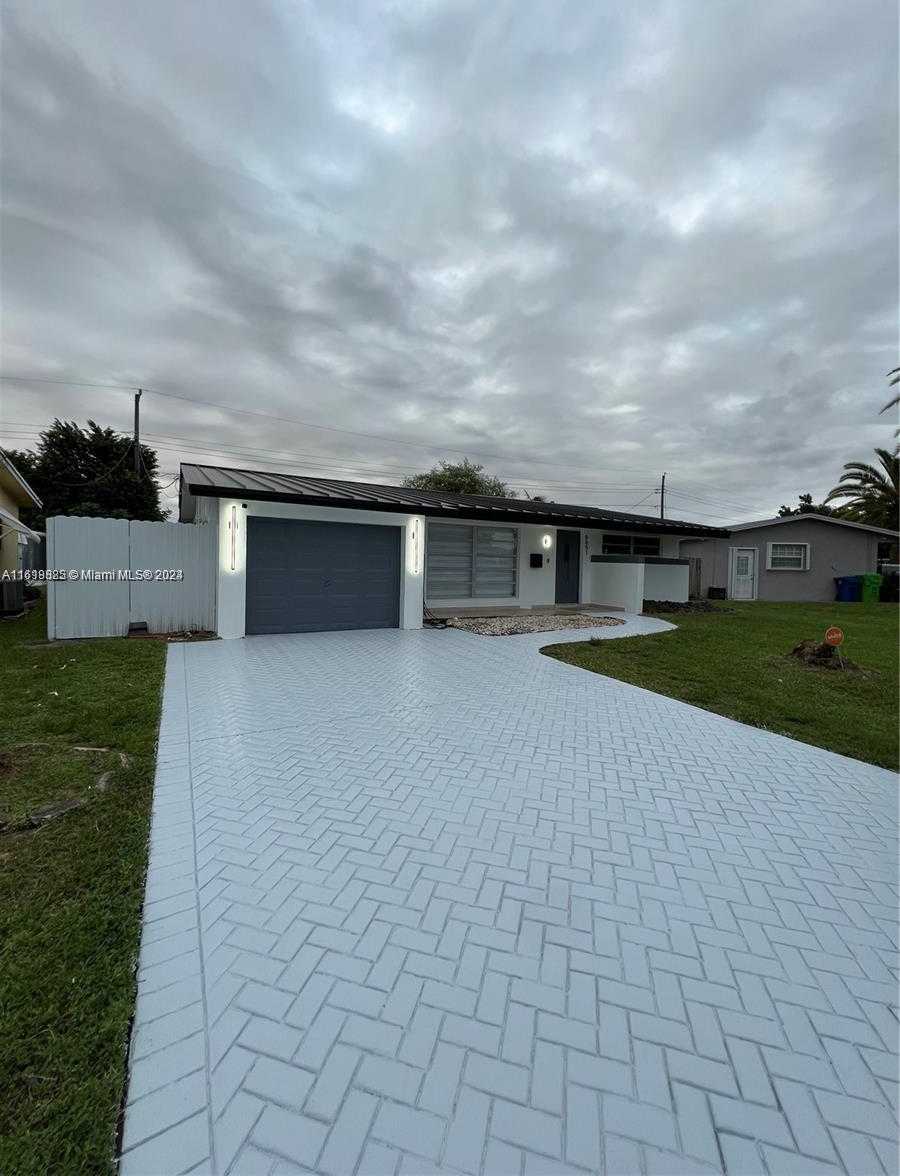 photo 1: 6651 NW 27th St, Sunrise FL 33313