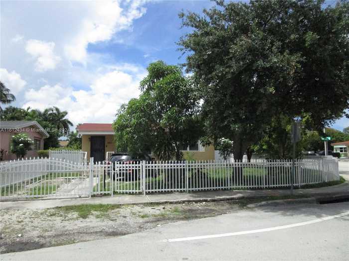 photo 1: 591 NE 169th St, North Miami Beach FL 33162