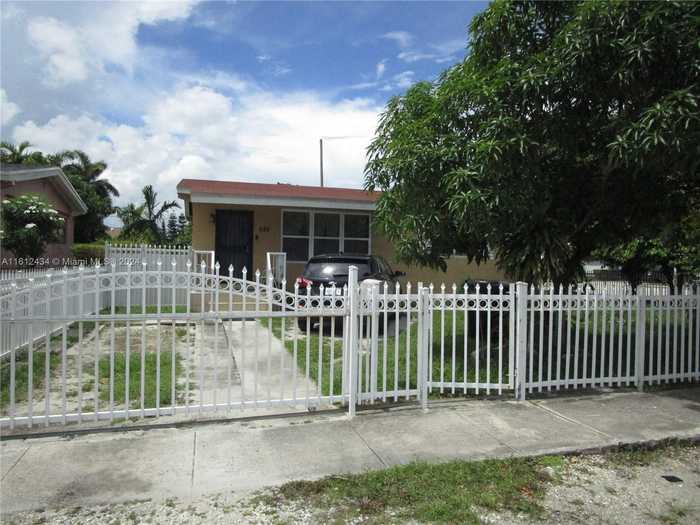 photo 2: 591 NE 169th St, North Miami Beach FL 33162