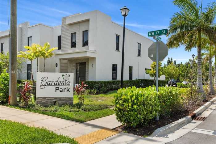 photo 1: 421 NW 17th St Unit 421, Fort Lauderdale FL 33311