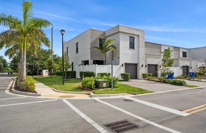 photo 17: 421 NW 17th St Unit 421, Fort Lauderdale FL 33311