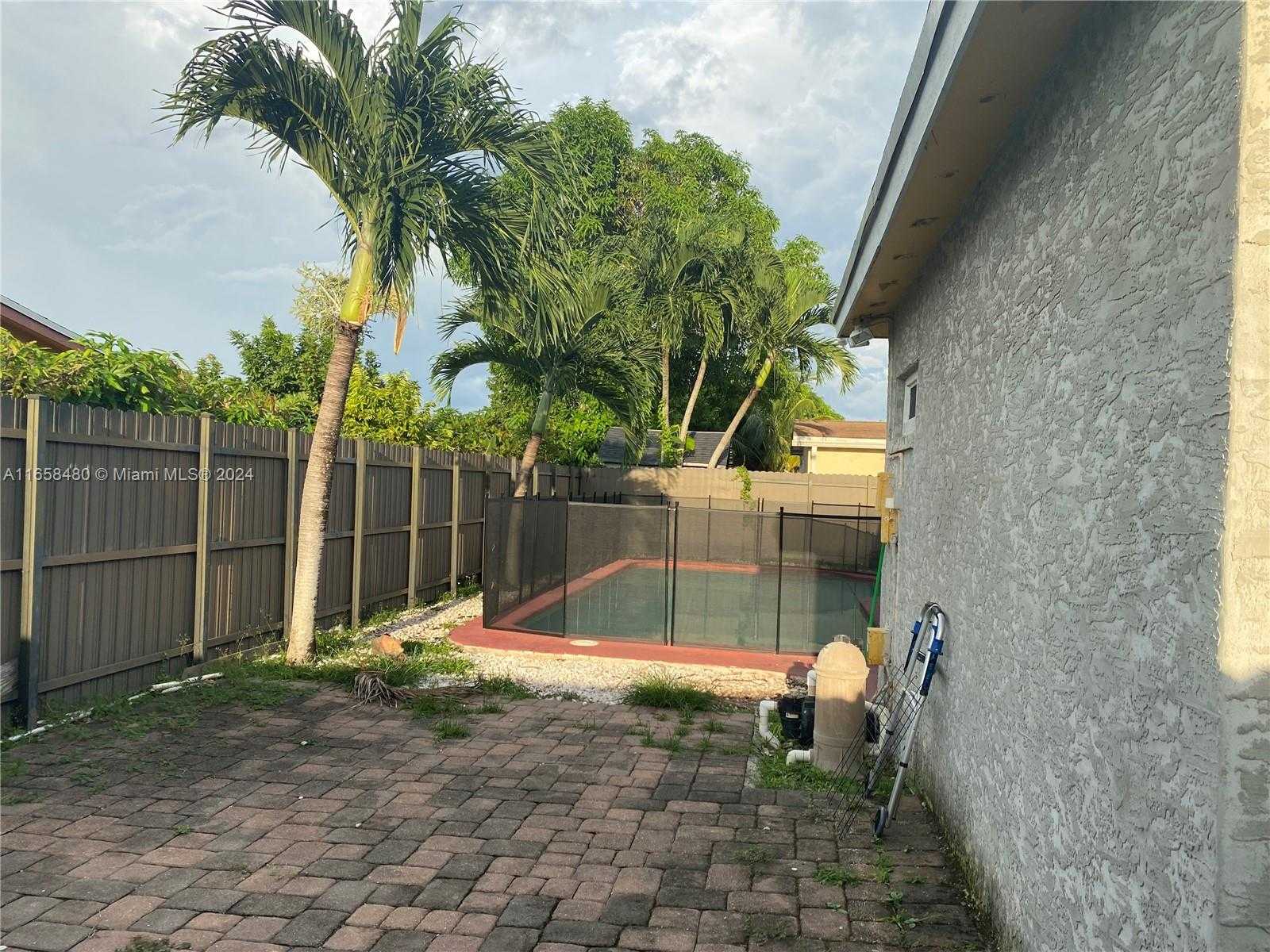 photo 3: 4441 NW 43rd St, Lauderdale Lakes FL 33319