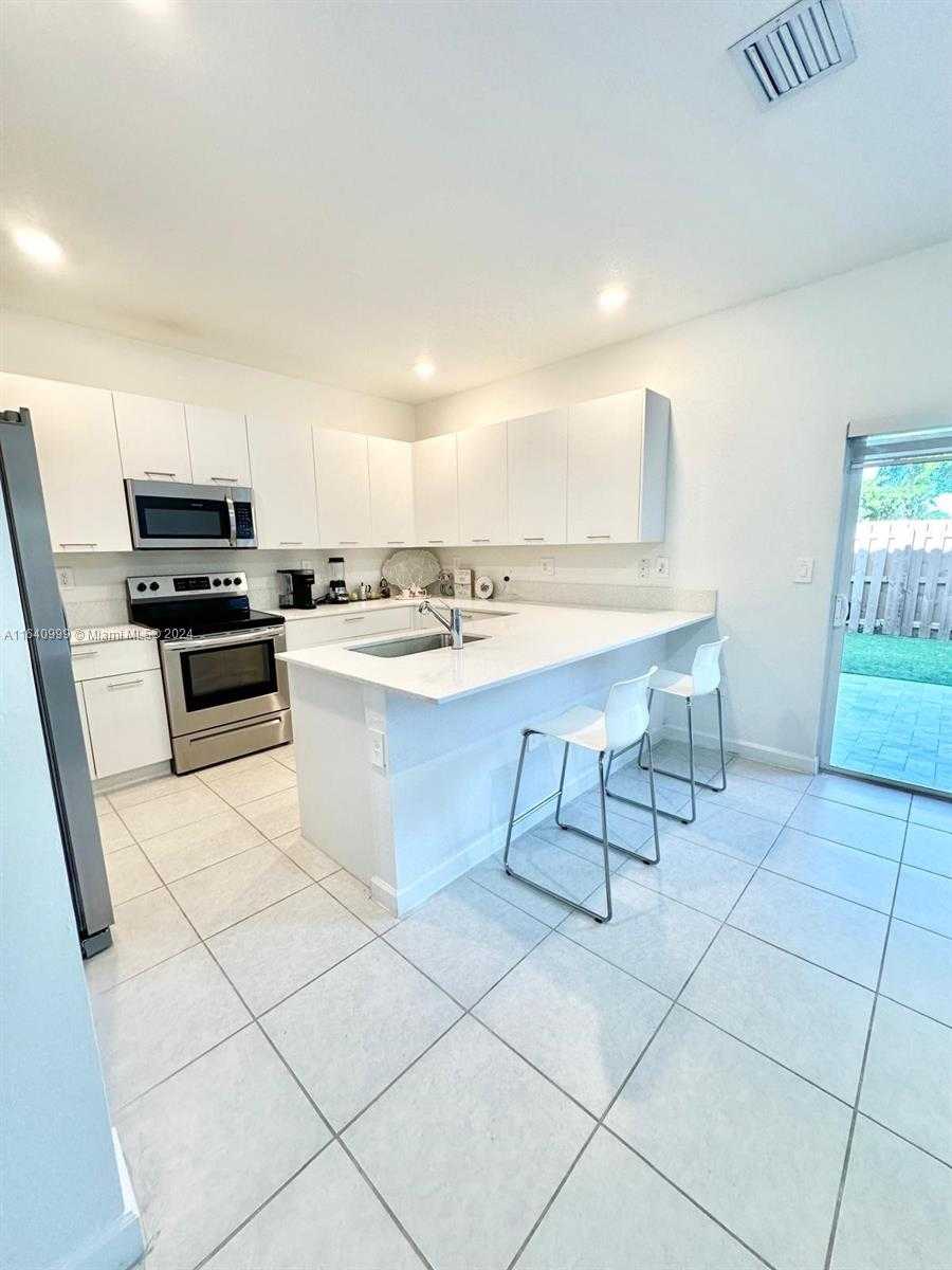 photo 3: 12457 NW 23rd Ct Unit 12457, Miami FL 33167