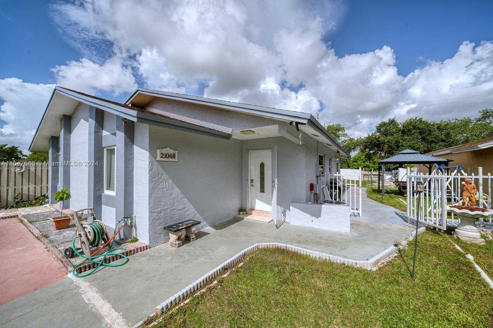 photo 3: 21048 SW 121st Ave, Miami FL 33177