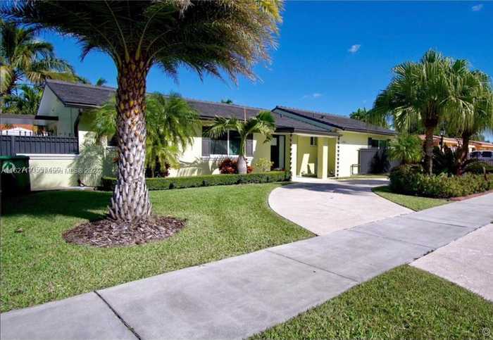 photo 1: 10841 SW 30th St, Miami FL 33165