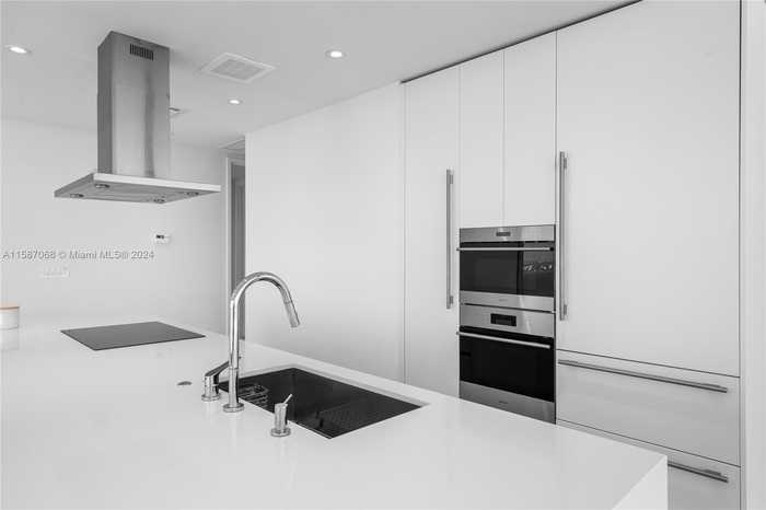 photo 2: 700 NE 26th Ter Unit 1106, Miami FL 33137