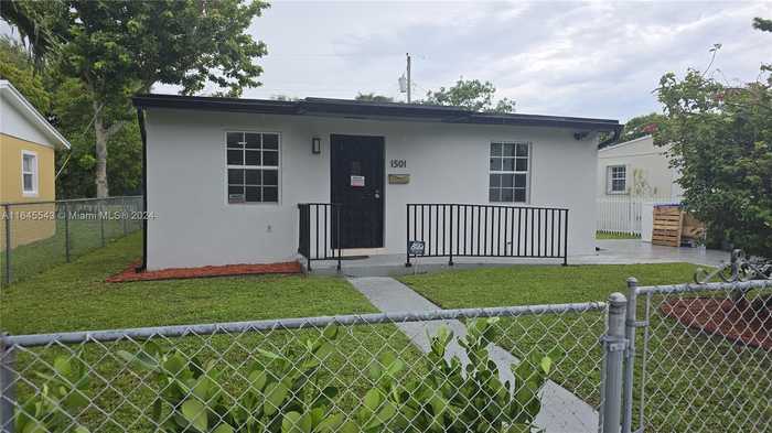 photo 1: 1501 NE 154th Ter, North Miami Beach FL 33162