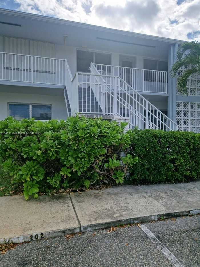 photo 1: 2020 NE 51st Ct Unit 202, Fort Lauderdale FL 33308