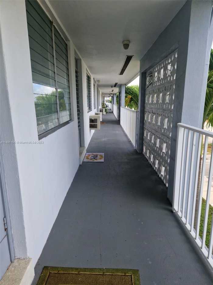 photo 2: 2020 NE 51st Ct Unit 202, Fort Lauderdale FL 33308