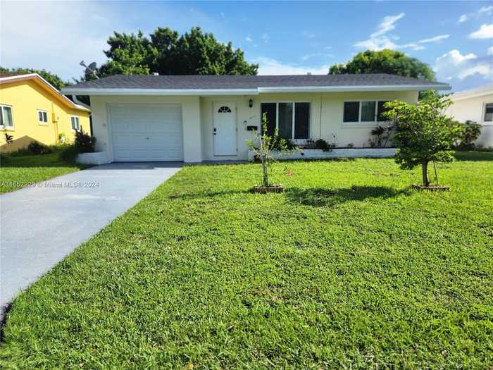 photo 1: 4915 NW 53rd St, Tamarac FL 33319