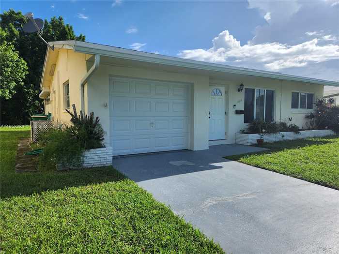 photo 2: 4915 NW 53rd St, Tamarac FL 33319