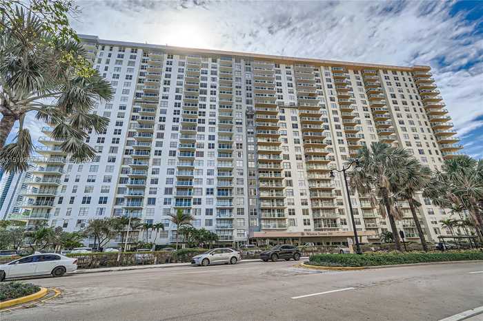 photo 1: 230 174th St Unit MO3, Sunny Isles Beach FL 33160