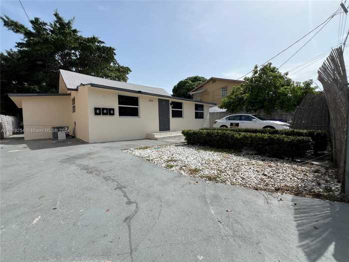 photo 1: 1872 NW 1st St, Miami FL 33125