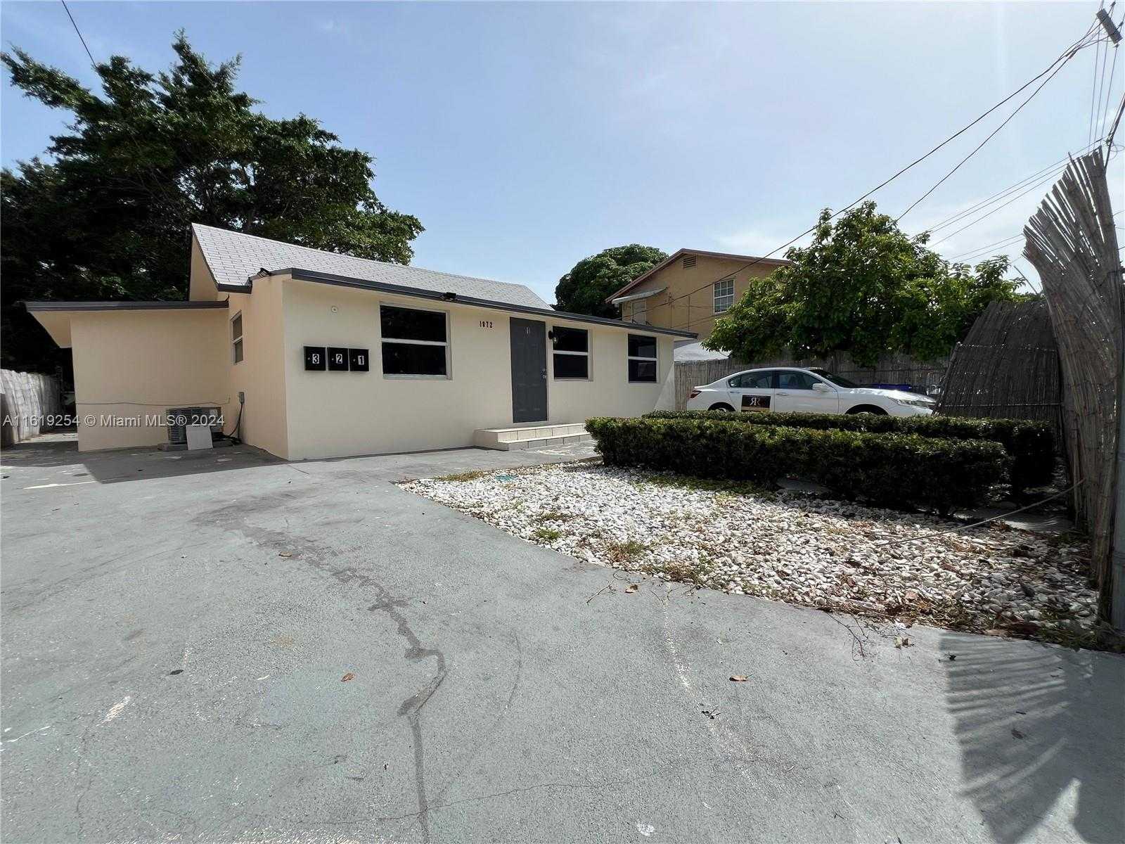 photo 2: 1872 NW 1st St, Miami FL 33125