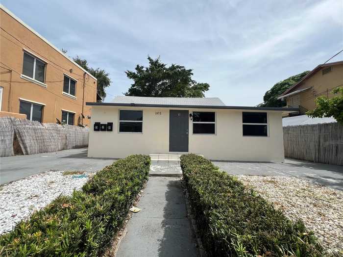 photo 2: 1872 NW 1st St, Miami FL 33125