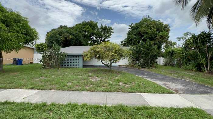 photo 1: 4421 NW 33rd St, Lauderdale Lakes FL 33319