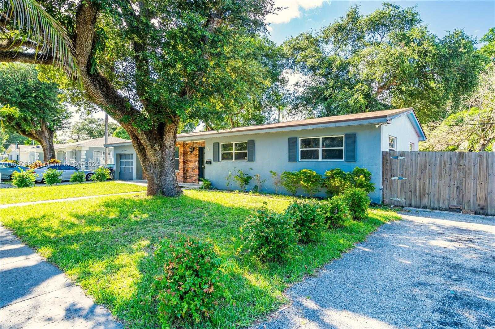 photo 3: 833 NE 153rd Ter, Miami FL 33162